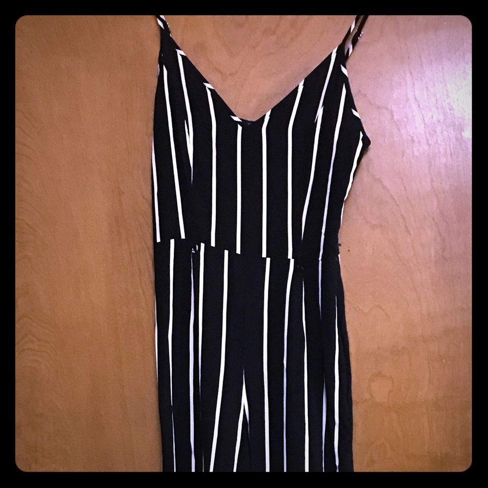⭐️4/$25 Forever 21 Black & White Jumpsuit (S)
